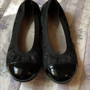 Vionic black flats